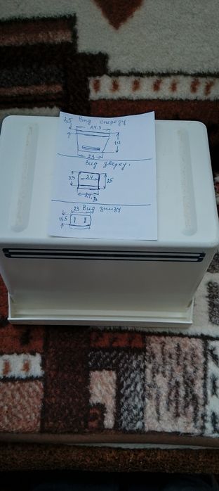 Полички на дверцята холодильника.