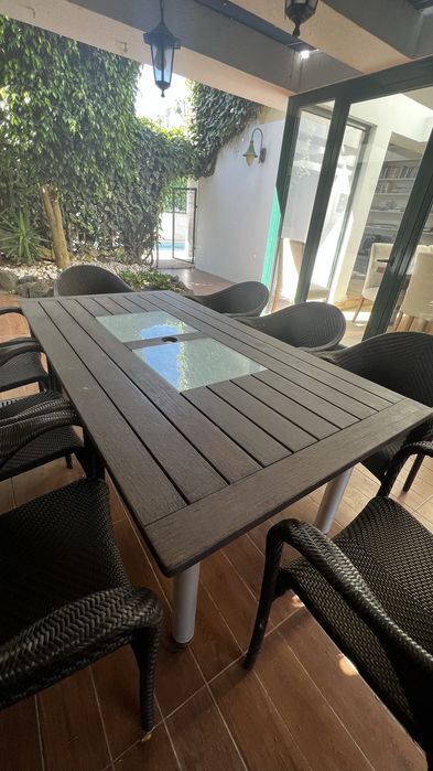 Conjunto de mesa e 6 cadeiras.