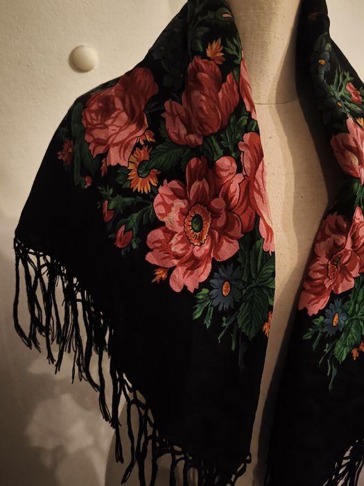 Stara chusta w róże z frędzlami 183