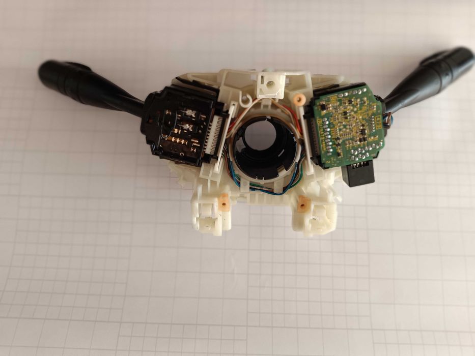 Sprzedam przelacznik kierunkowskazow COLT 2012r