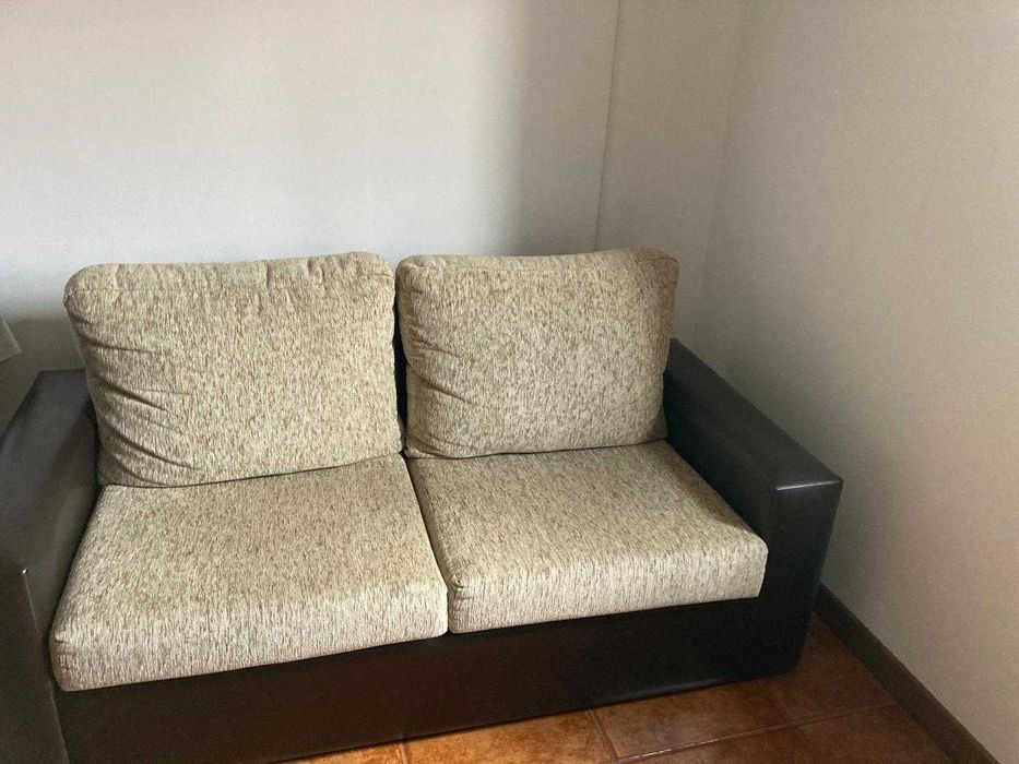 Mesa, frigorífico e sofá