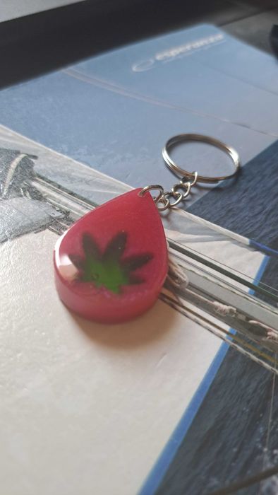 Handmade Breloczek czerwony z symbolem konopi