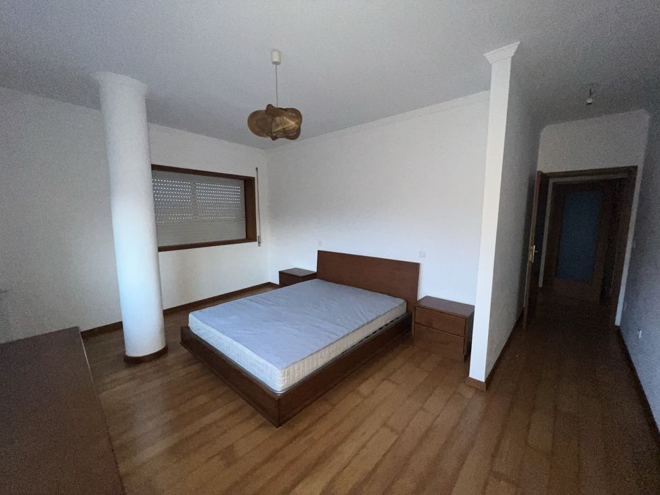 Cama e mesas de cabeceira em madeira de cerejeira