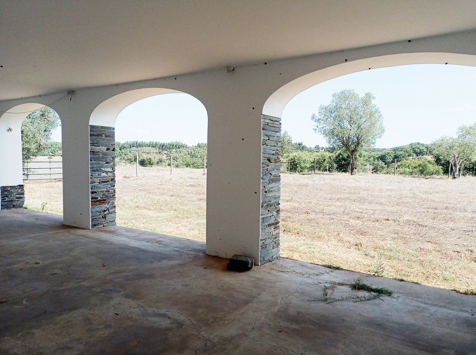 Arrendamento T2+1 garagem e espaço exterior