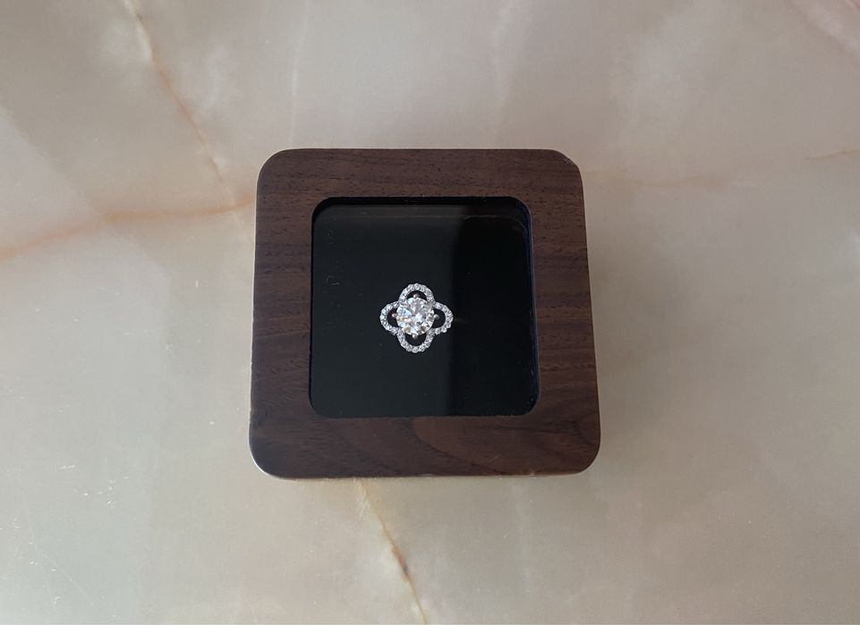 Муасаніт конкурент діамантів набір конюшина пусети колечко муассанит