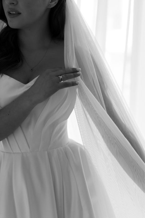 Весільня сукня з вирізом