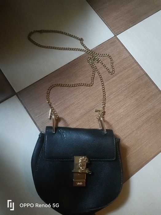 torebka czarna na łańcuszku