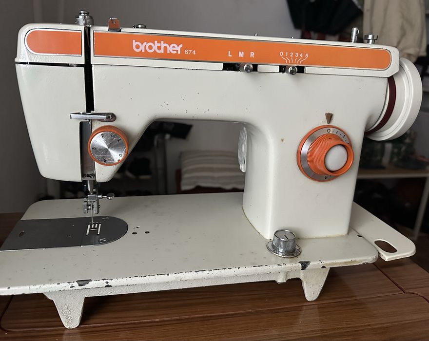 máquina de costura + mesa