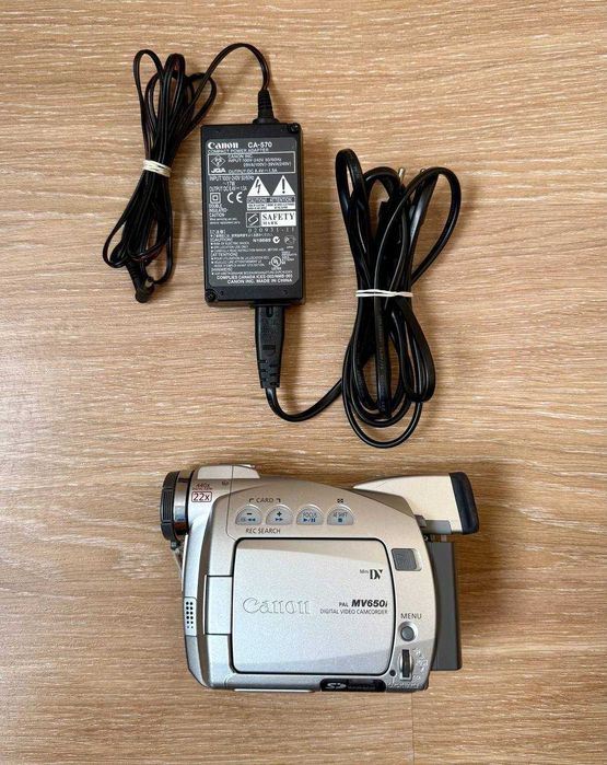Відеокамера Canon DM-MV650i