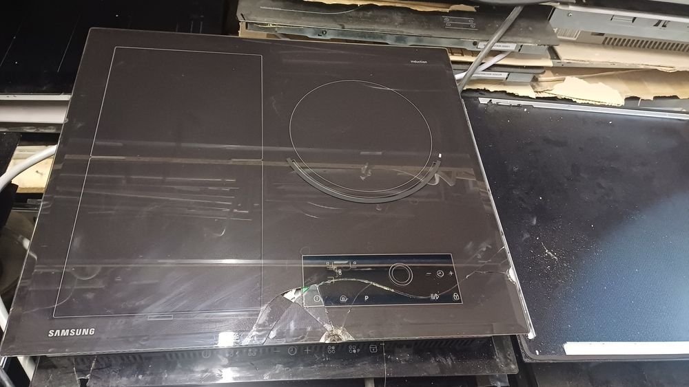 Zbite płyty indukcyjne na części