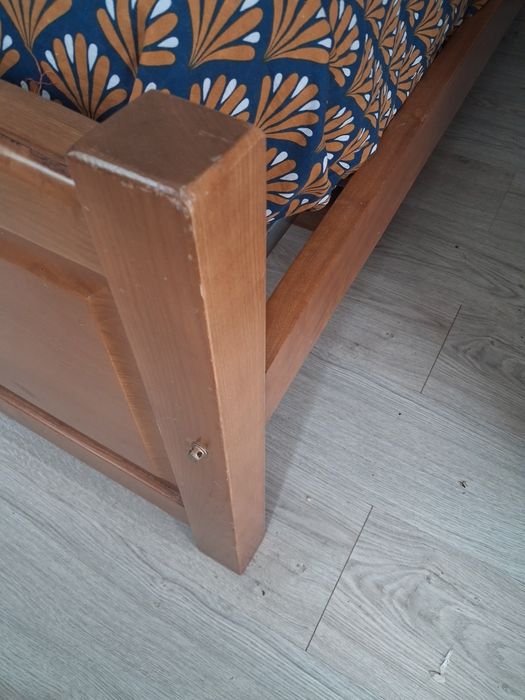 Mobilia de quarto completa em Madeira ( cama de casal, comeda, espelho e 2 mesas de cabeceira.),