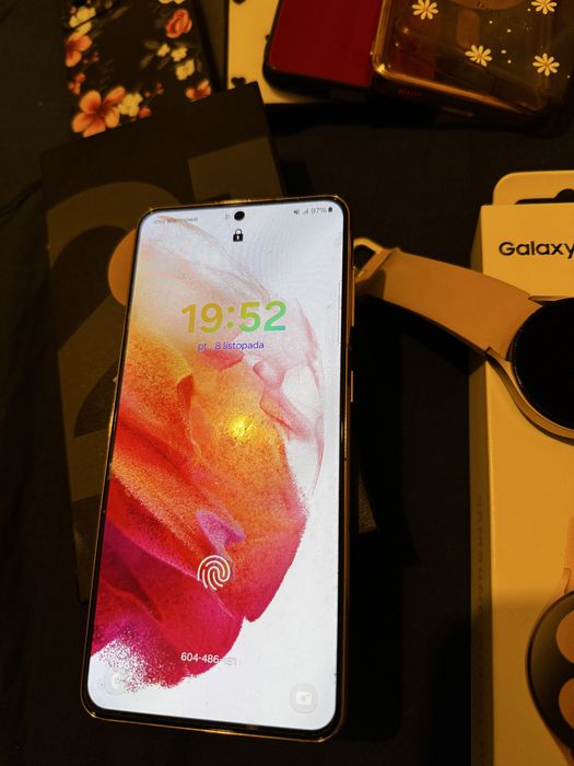Samsung Galaxy S21 5G + Samsung Galaxy Watch 4 smartwatch
