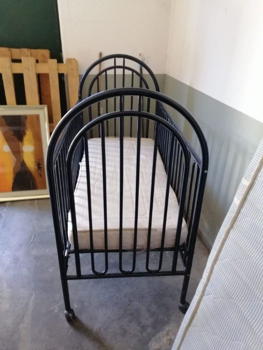 Berço em ferro c/colchão c. - 1,18cm l. - 0,58cm (medidas colchão)