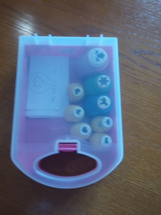 Caixa com furadores em muito bom estado