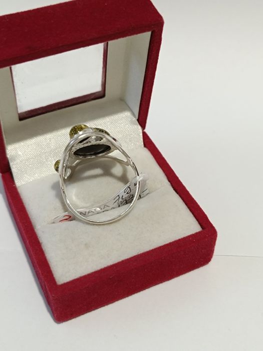 Srebrny pierścionek z zielonym bursztynem roz.24, srebro próby 925