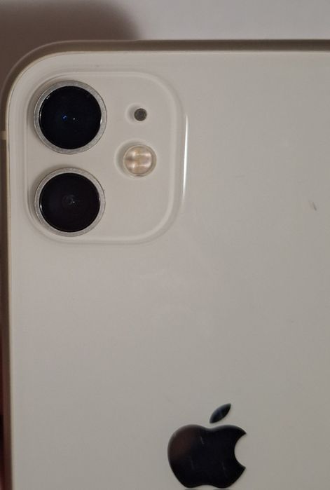 Телефон iPhone 11 64Гб