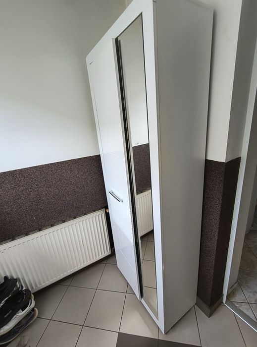 Szafa ubraniowa z lustrem.