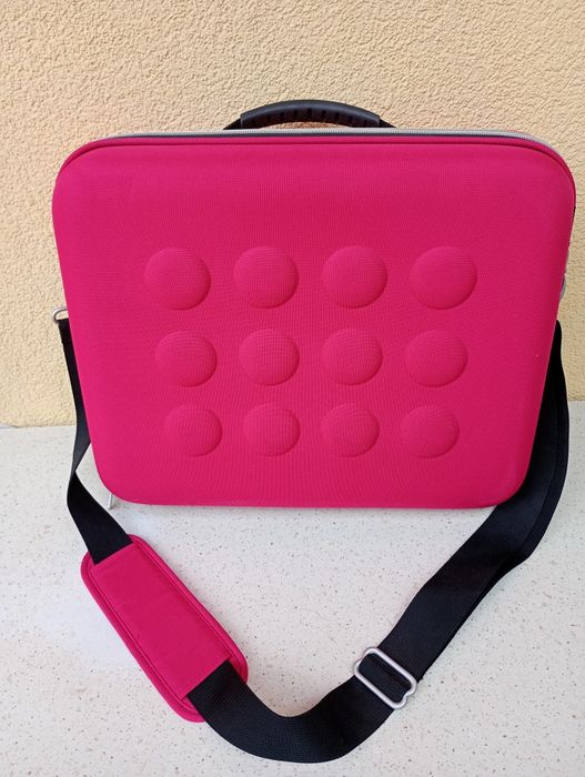 Różowa torba na laptopa