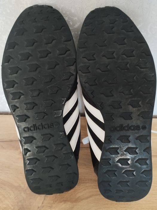 Кросівки Adidas.