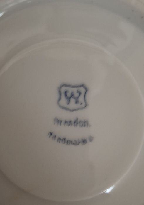 Rara chávena e pires de café da prestigiada fábrica Dresden séc XIX, Pintada à mão com motivos florais