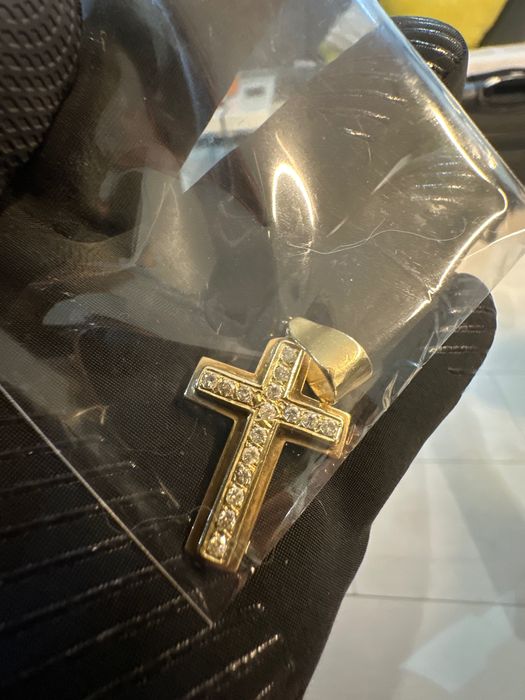 Złoty krzyżyk 585 z Certyfikatem 7,82g 16 diamentów