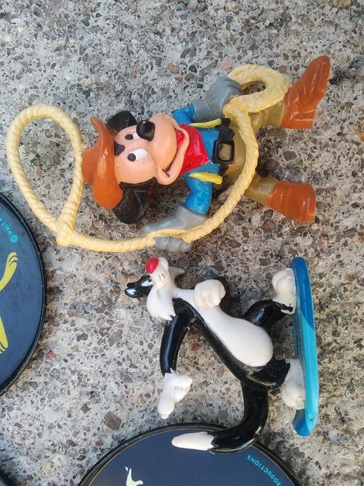 Pratinhos em metal e bonecos antigos da Disney