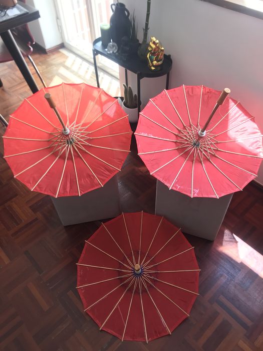 Chapéus sol/chuva vermelhos + leque chineses/japoneses
