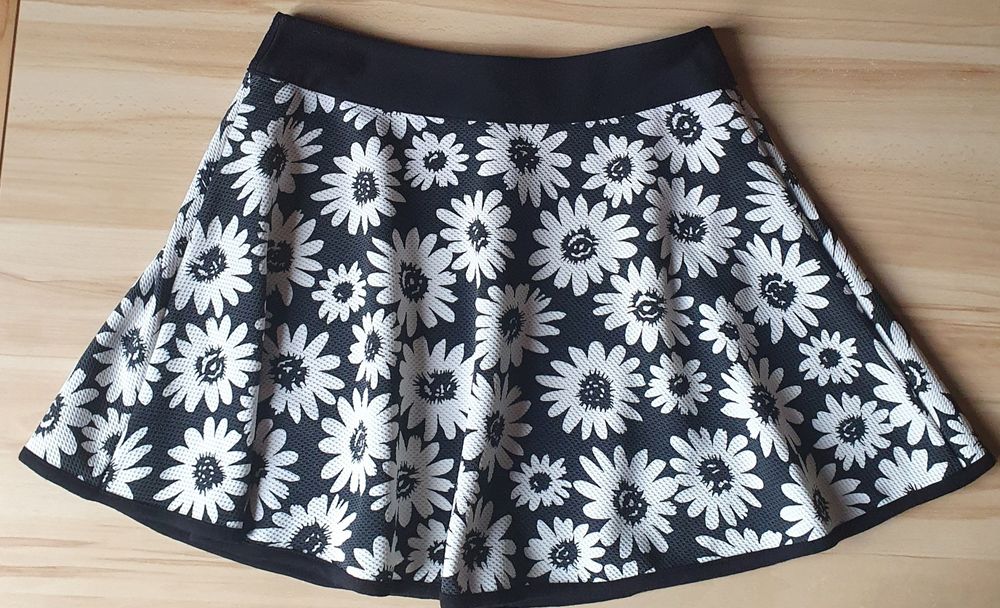 Spódnica czarna w białe kwiaty