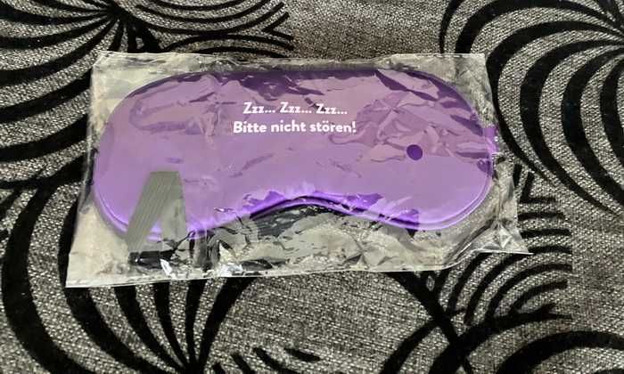 Opaska, maska, okularki do spania fioletowa, napis po niemiecku