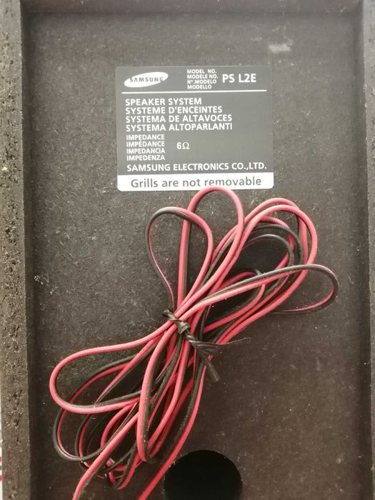 Duas colunas de som Samsung para aparelhagem.