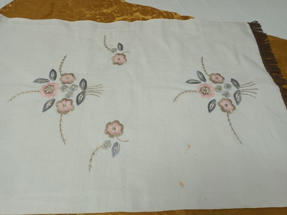 2 Panos de Sala em Linho caseiro, bordados à mão,  lindíssimos.