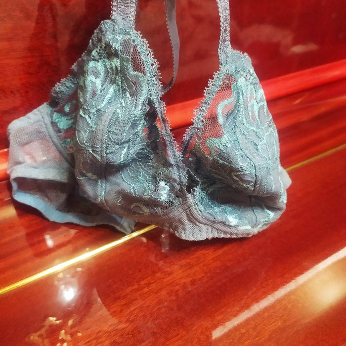 Бюстгалтеры разные, без косточек, застёжка спереди..