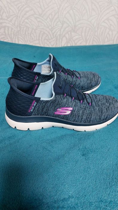 Кросівки Skechers Slip-ins

Продам зручні та стильні кросівки Skechers