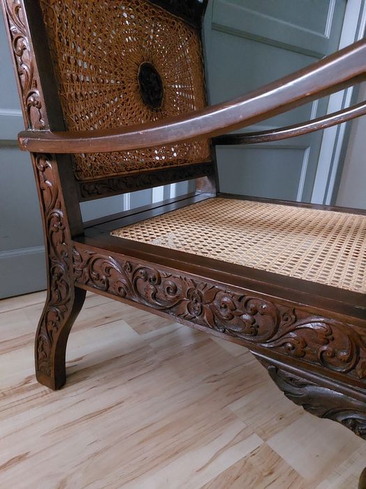 fotel kolonialny drewniany rzeźbiony z rafią plecionką wiedeńską