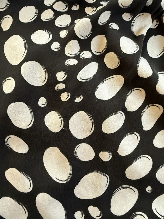 Czarna sukienka w kropki