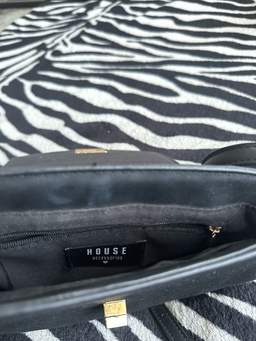 Маленька сумочка на довгому ремінці