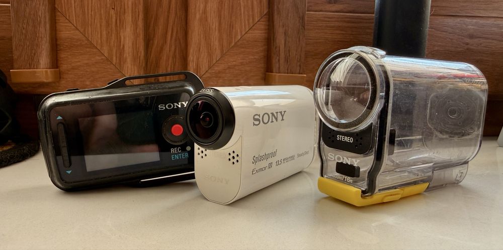 Sony HDR-AS100V + Pilot RM-LVR1 + akcesoria