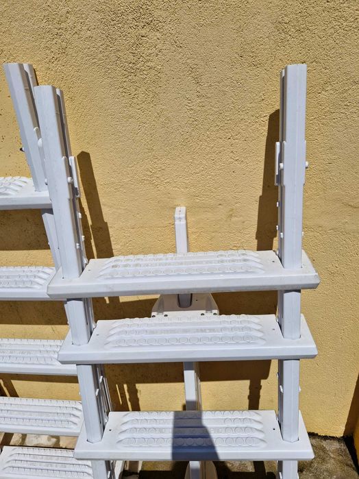 Escada de piscina em plástico com proteção