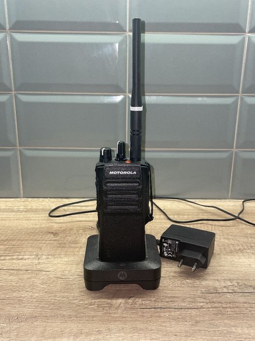 Продам рацію Motorola R7a VHF AES 256 + зарядка (стакан)