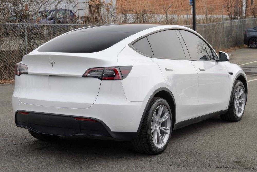 Tesla Model Y      2023