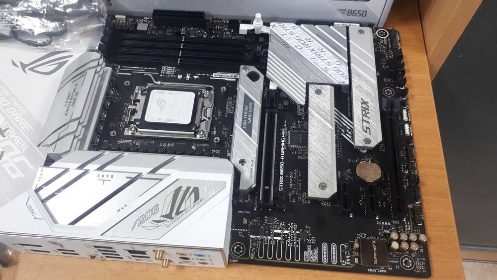 Материнська плата Asus Rog Strix B650-A Gaming WiFi