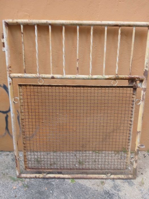 Portão em ferro.