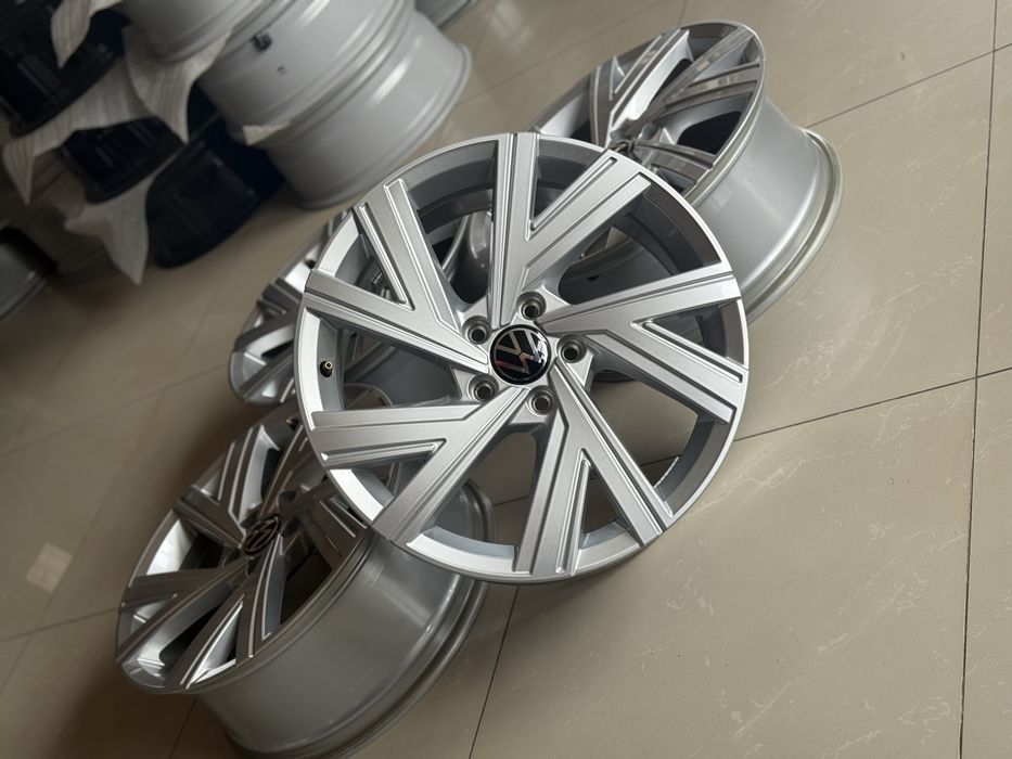 Диски оригінал VW Golf 8 Bergamo R18/5/112 5H0601025M Passat Touran