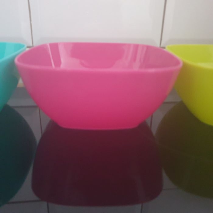 Nowe miseczki plastikowe do żywności