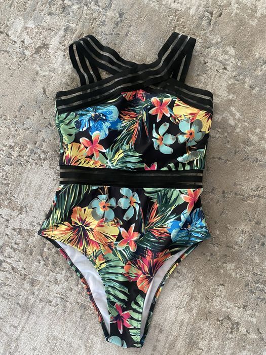 Суцільний купальник