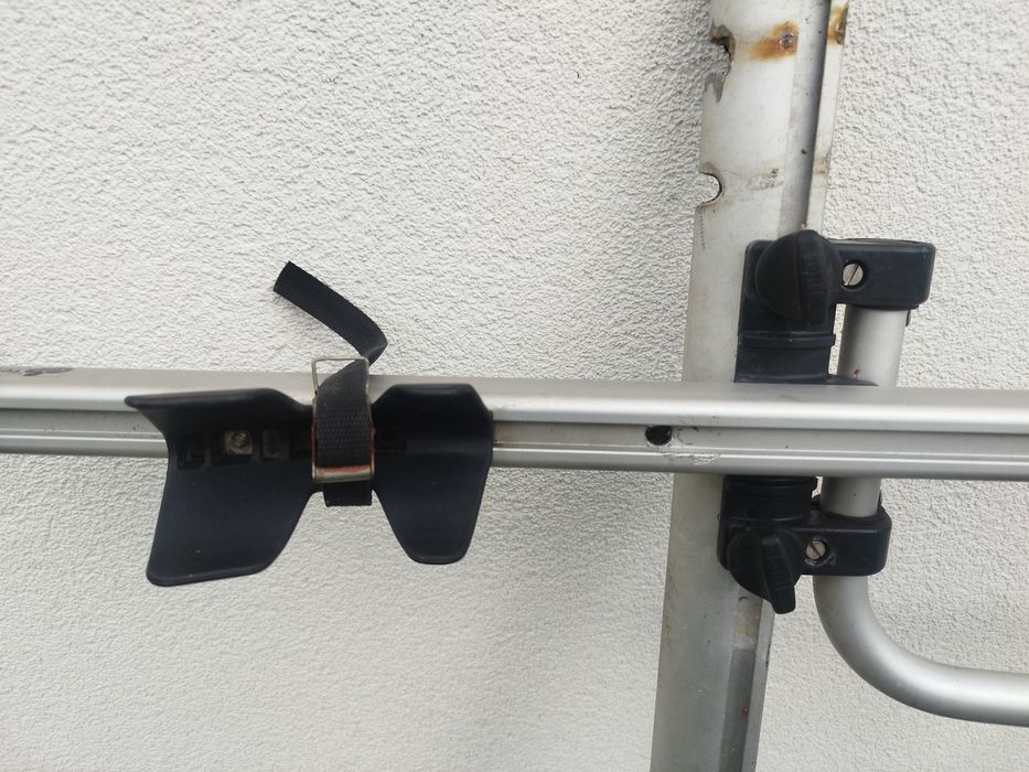 Bagażnik rowerowy dachowy Tuv na trzy rowery.