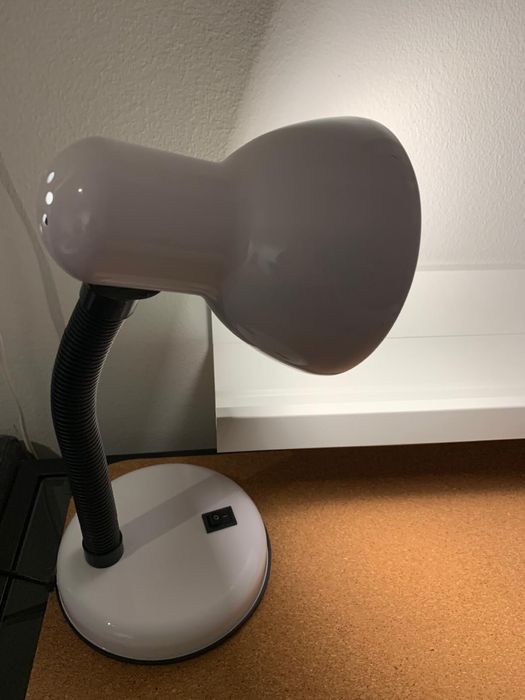 Candeeiro de secretária nunca usado.