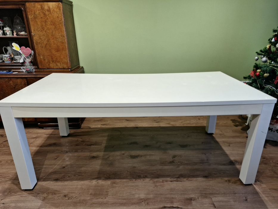 Duży stół biały na kółkach