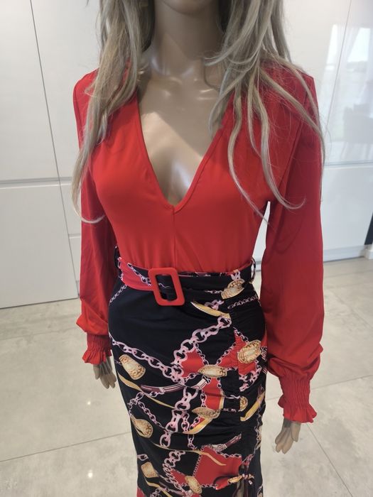 Długa sukienka z rozcięciem