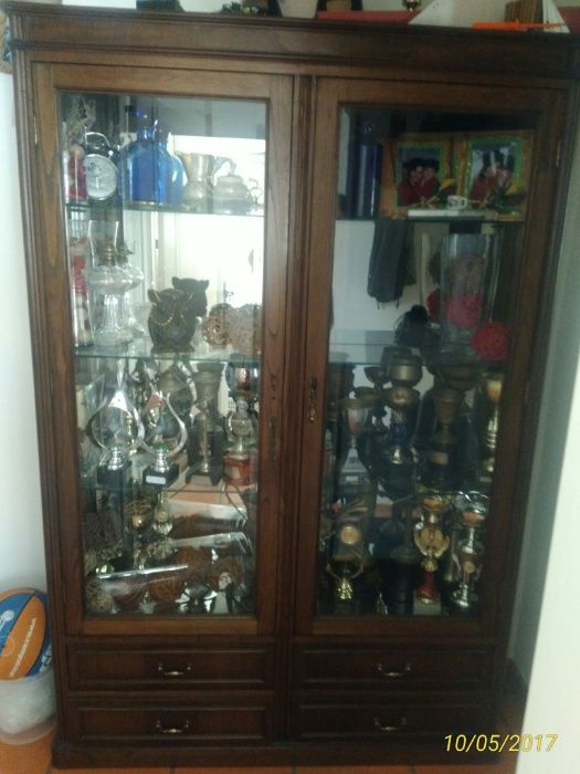 Cristaleira toda em madeira e castanho